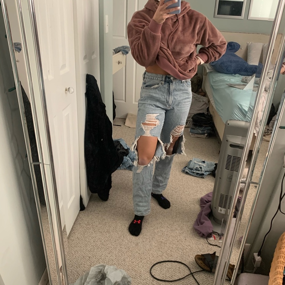American Eagle size 6 ripped light wash mom jeans
